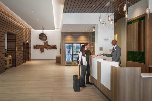 ردهة, Element Denver Downtown East in Lincoln Park