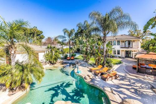 NoHo Mansion w Pool BBQ Basketball Court