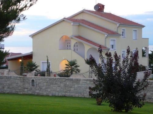 Ferienwohnung in Crveni Vrh mit gemeinschaftlichem Pool, Garten und Terrasse und Meerblick