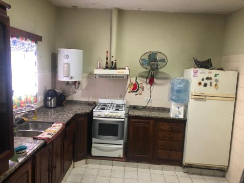 Kitchen, Alojamiento Temporario “LG” in Roque Sáenz Peña