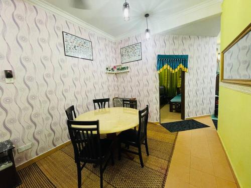 Dom (112 m²) w okolicy Ketereh z 3 sypialniami i 2 łazienkami (Niks Homestay Kok Lanas) in Ketereh