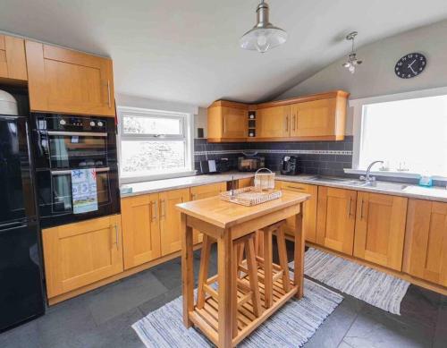 廚房, Hill Crest - cliff top cottage with stunning views in 卡倫