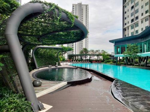花园, M Centura Pool View 3Bedroom by HomeBrickz in 冼都