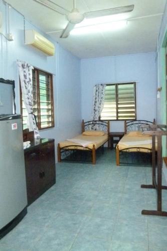 1 double bed, 5 twin beds