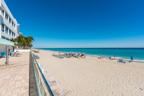 AMAZING 2BR 2BA NEWLY RENO BEACHFRONT APT W/BEACH VIEW thumb 3