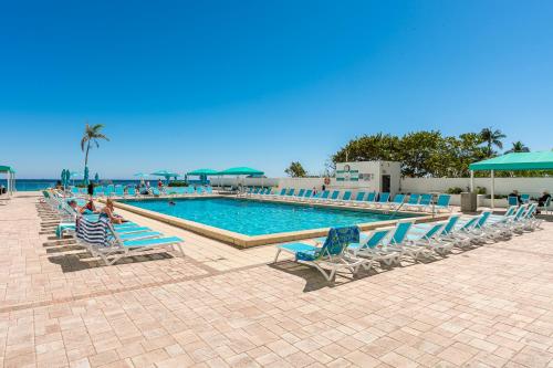 AMAZING 2BR 2BA NEWLY RENO BEACHFRONT APT W/BEACH VIEW thumb 4