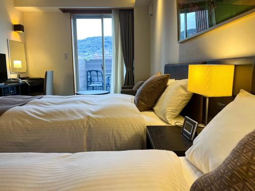 Standard Twin Room image 6