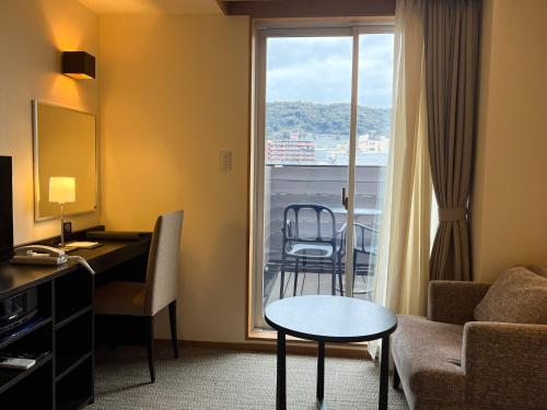 Standard Twin Room image 4