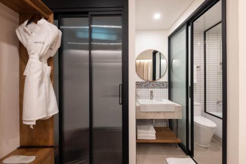 ARA Hotel Room Type - Deluxe Twin Room
