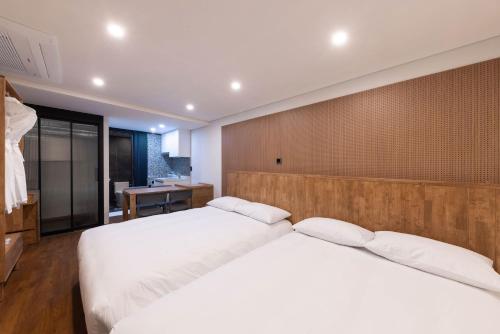 ARA Hotel - Tap to explore photos
