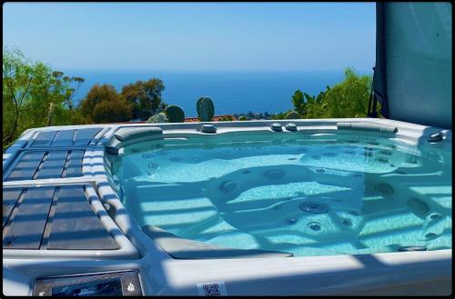 Malibu Glass House: Architectural w 180deg Views