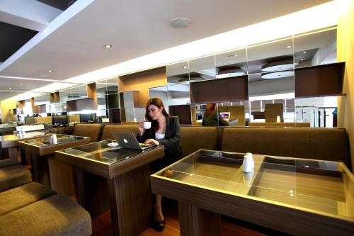 Bar/lounge, Hotel Vio Pasteur near BTC Fashion Mall