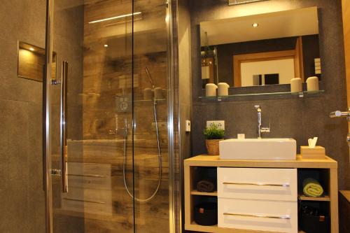 Fürdőszoba, Alpenapart Hochzeiger in Jerzens