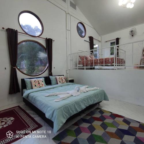 1 king bed, 1 queen bed, 1 bunk bed