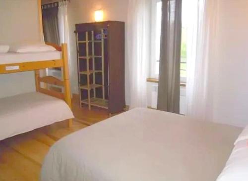 2 bedrooms, 7 beds