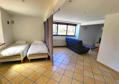 1 double bed, 2 twin beds