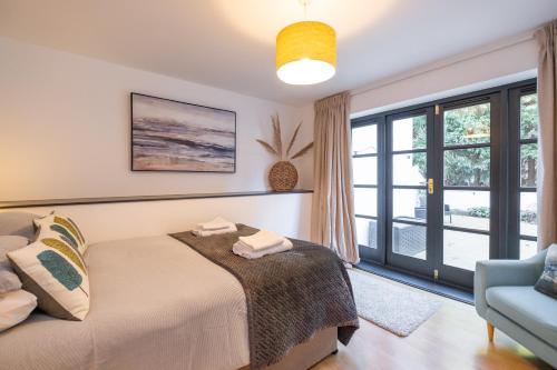 Modern apt near gardens with large decking area - Vivre Retreats in Talbot and Branksome Woods