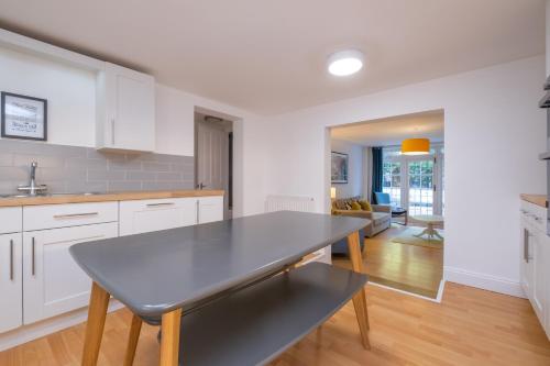 Kitchen, Modern apt near gardens with large decking area - Vivre Retreats in Talbot and Branksome Woods