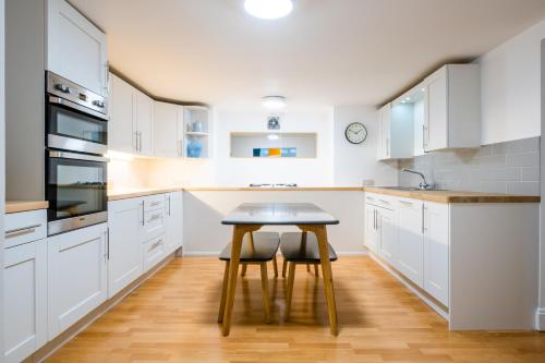 Kitchen, Modern apt near gardens with large decking area - Vivre Retreats in Talbot and Branksome Woods