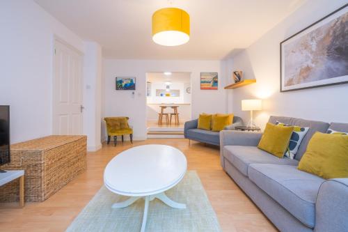 Modern apt near gardens with large decking area - Vivre Retreats in Talbot and Branksome Woods