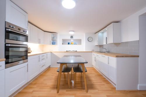 Kitchen, Modern apt near gardens with large decking area - Vivre Retreats in Talbot and Branksome Woods