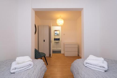 Modern apt near gardens with large decking area - Vivre Retreats
