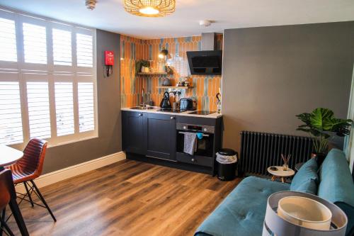 no 12 - Stunning Self Check-in Apartments in Worcester Centre 5