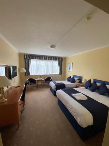 1 double bed, 1 twin bed