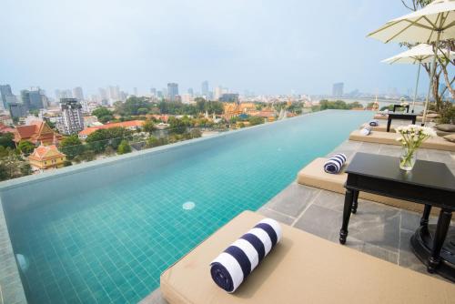 432011572 GLOW PARK HOTEL Grand Royal Palace
