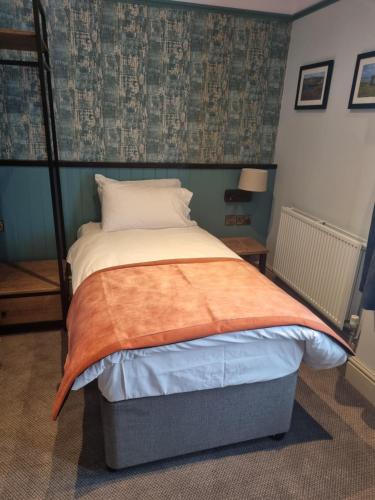 Anglesey Arms Hotel - image 8