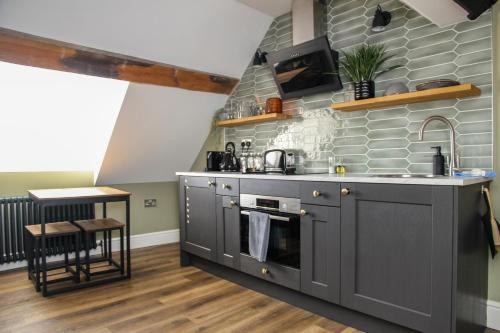 no 12 - Stunning Self Check-in Apartments in Worcester Centre 3