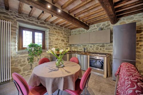 Konyha, Villa Mulino by PosarelliVillas in Adatti