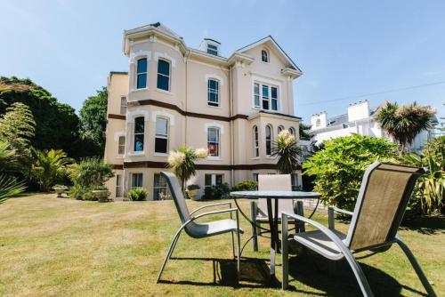 No5 Durley Road - Contemporary serviced rooms and suites - no food available