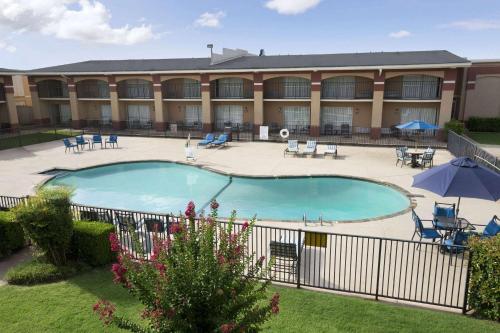 Howard Johnson by Wyndham Oklahoma City OKC Airport, Near Fairgrounds, I40, Free Hot Breakfast, and Pool, Oklahoma City