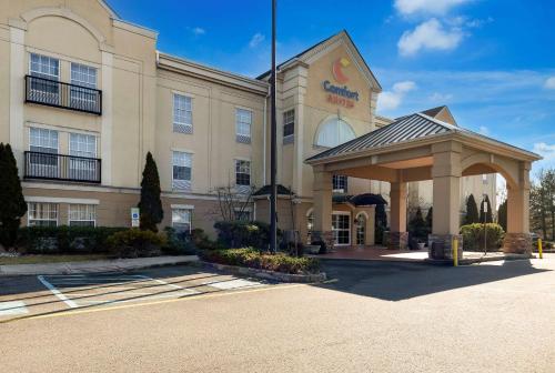 Comfort Suites Near University in North Brunswick, USA