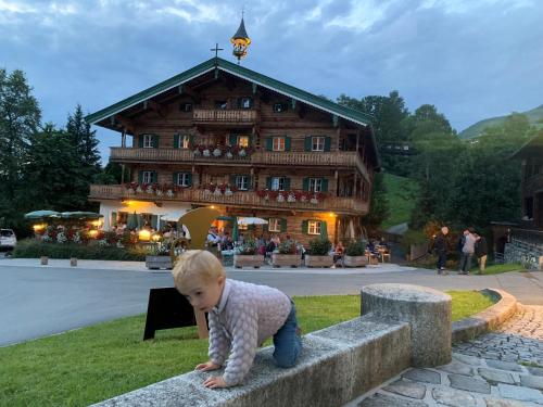 Ski-in & Out Alpine Style Apartment near Kitzbühel