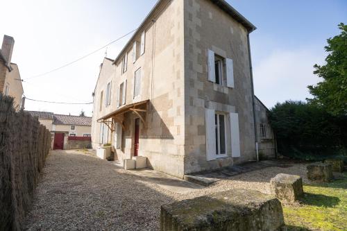 LaConciergerieJonzac, Maison de Ville La Coquette - Location saisonnière - Jonzac