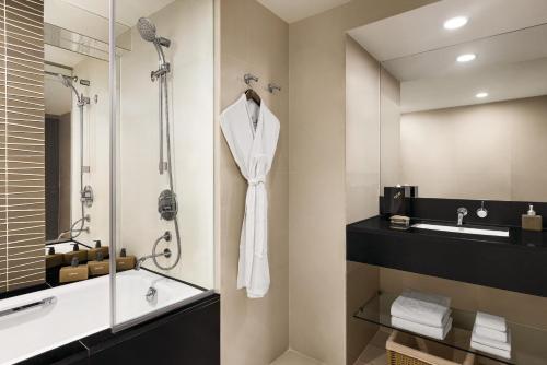 Executive Double Room (Free Return Airport Transfer, Complimentary Wifi) image 10