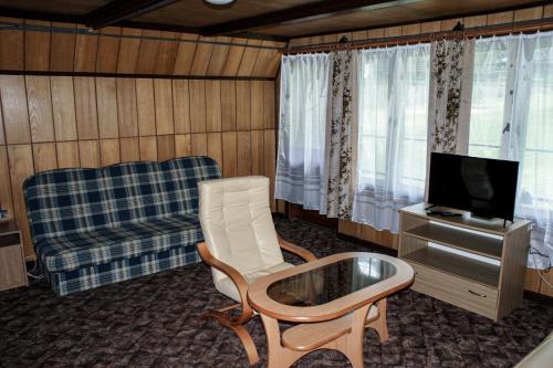 2 bedrooms, 6 beds
