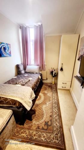 Bed, Monalisa single room near Edgware station in Edgware