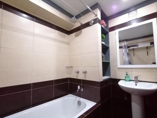 Condo Azur Suites E507 near Airport, Netflix, Stylish, Cozy with swimming pool, Lapu Lapu City (photo 9)