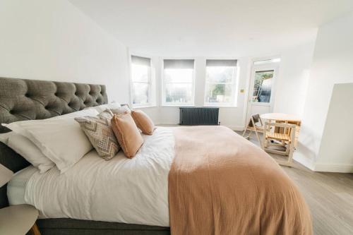 New -Bright -Fresh - with parking & for electric cars, Bath (zdjęcie 3)
