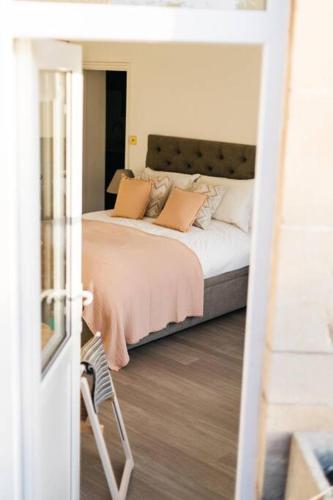 New -Bright -Fresh - with parking & for electric cars, Bath (zdjęcie 11)