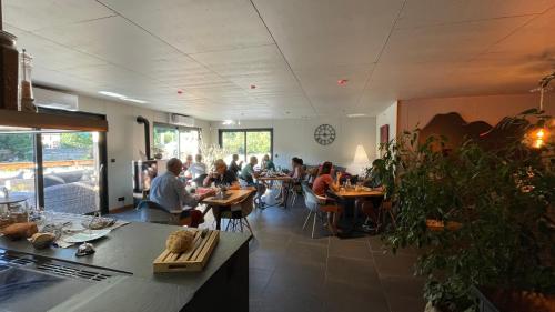 ห้องอาหาร, Le Volcan des Sens, chambres d'hotes de luxe et SPA privatif in แซงต์ เนกแตร์