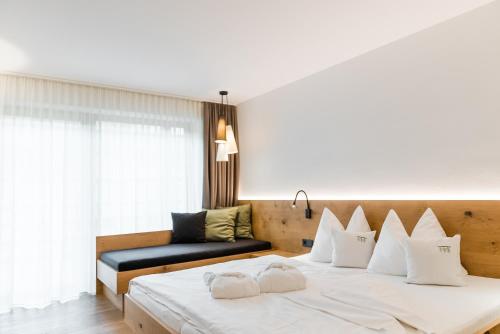 1 queen bed, 1 sofa bed