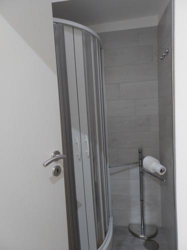 Twin Room with Private Bathroom image 3