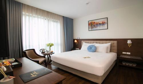 Deluxe Double Room image 10