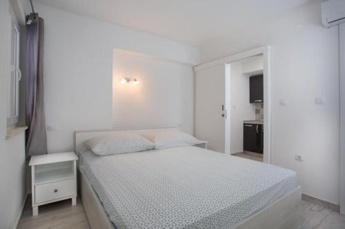 Serious Job Apartment - image 3