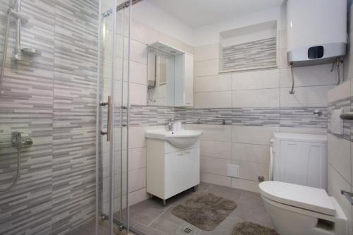Serious Job Apartment - image 10
