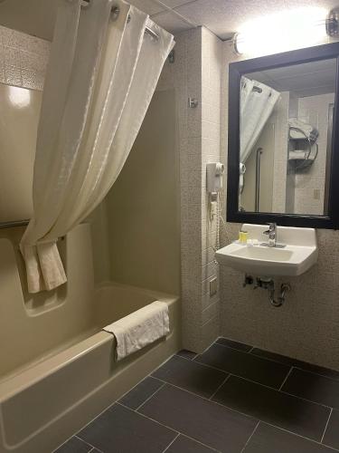 Mod Inn & Suites - image 10